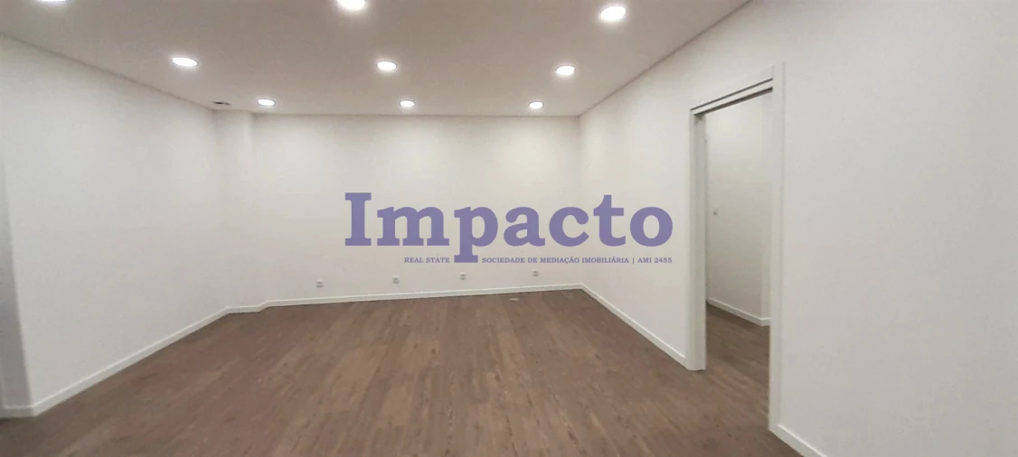 Loja para Arrendamento em São João da Madeira Foto 3