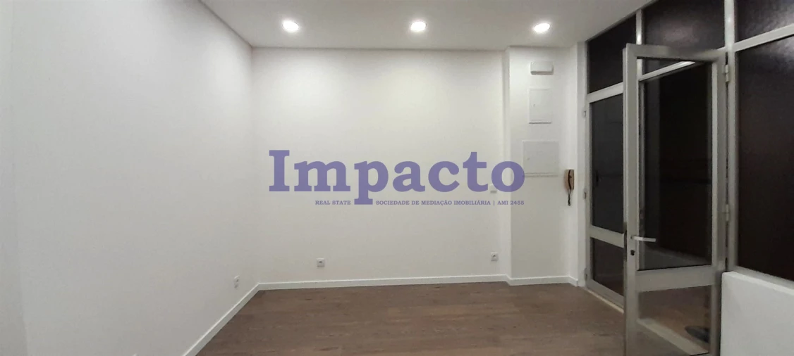 Loja para Arrendamento em São João da Madeira Foto 2