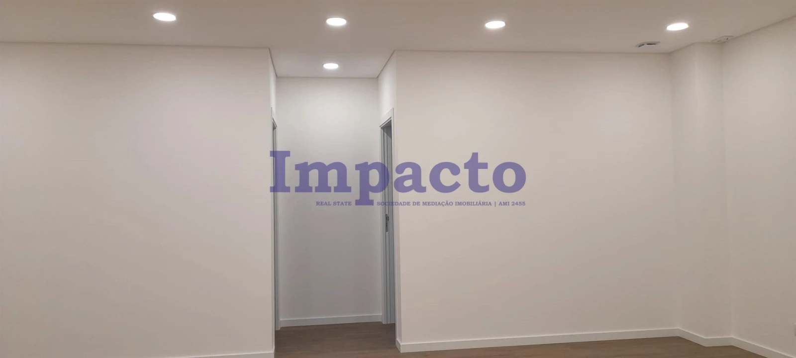 Loja para Arrendamento em São João da Madeira Foto 16