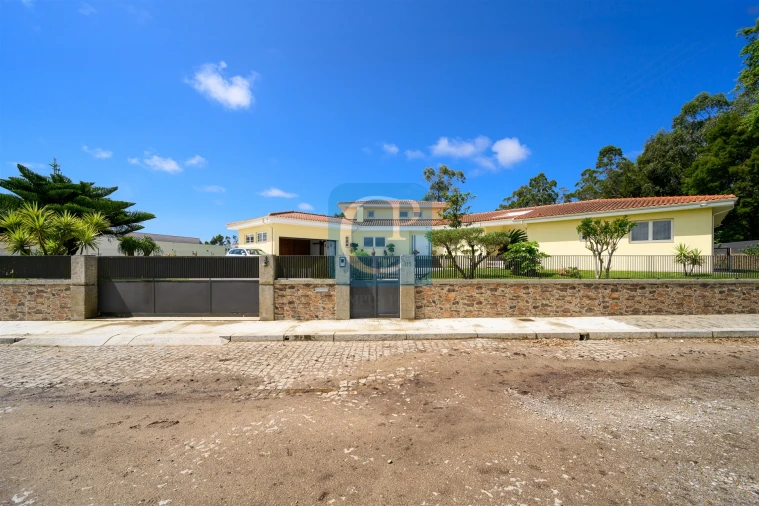 Moradia T5 para Venda em Modivas Foto 45