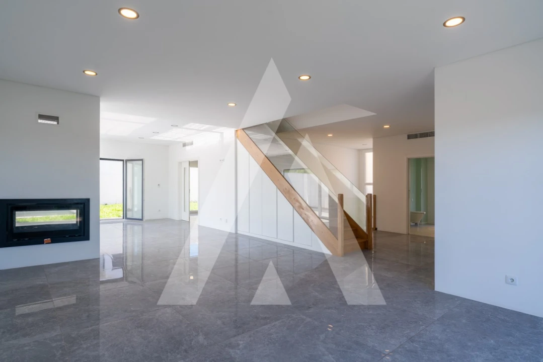 Moradia T5 para Venda em Santo António dos Cavaleiros e Frielas Foto 8