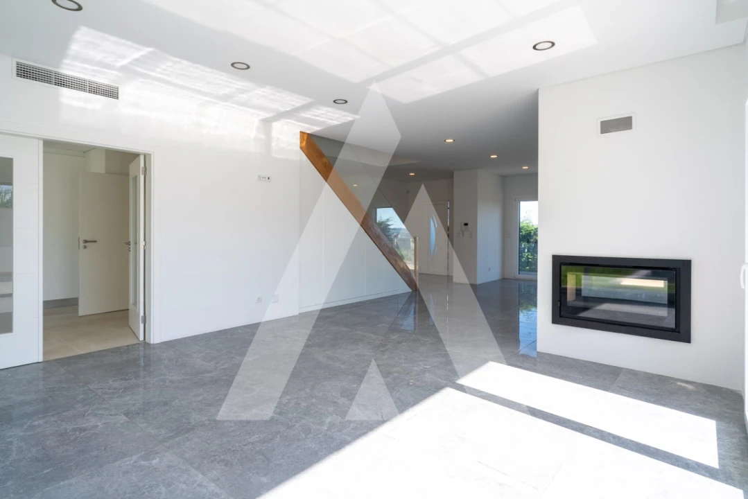 Moradia T5 para Venda em Santo António dos Cavaleiros e Frielas Foto 9