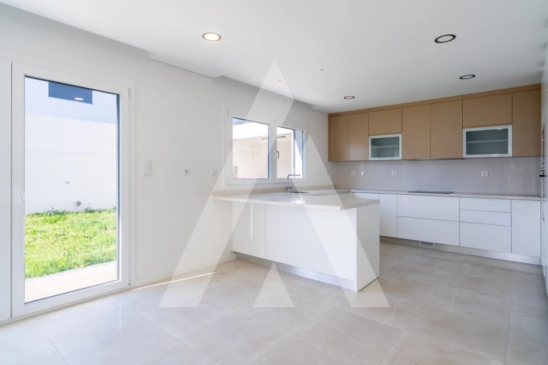 Moradia T5 para Venda em Santo António dos Cavaleiros e Frielas Foto 3