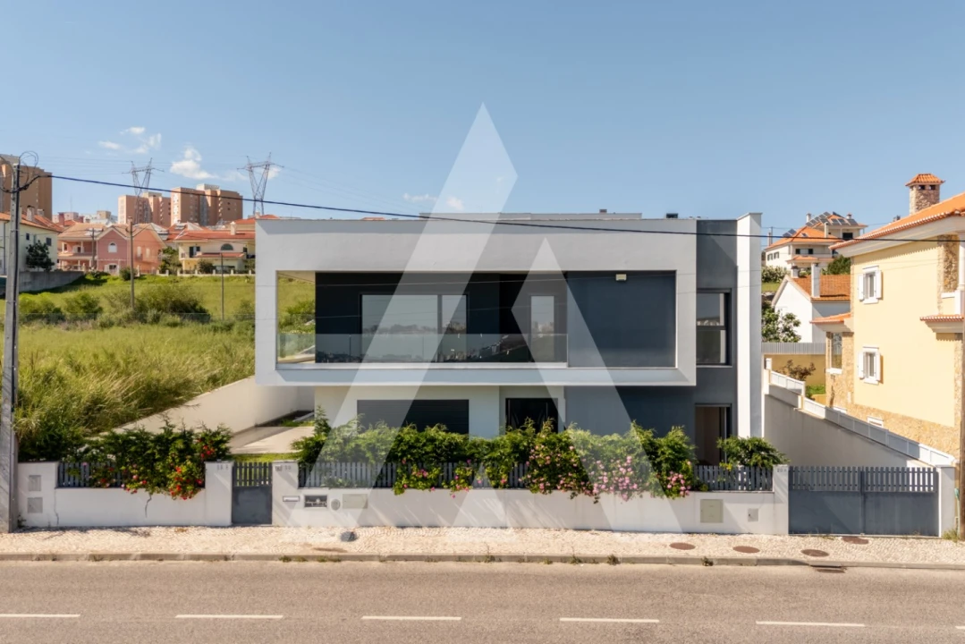 Moradia T5 para Venda em Santo António dos Cavaleiros e Frielas Foto 2