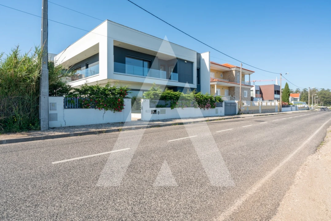 Moradia T5 para Venda em Santo António dos Cavaleiros e Frielas Foto 31