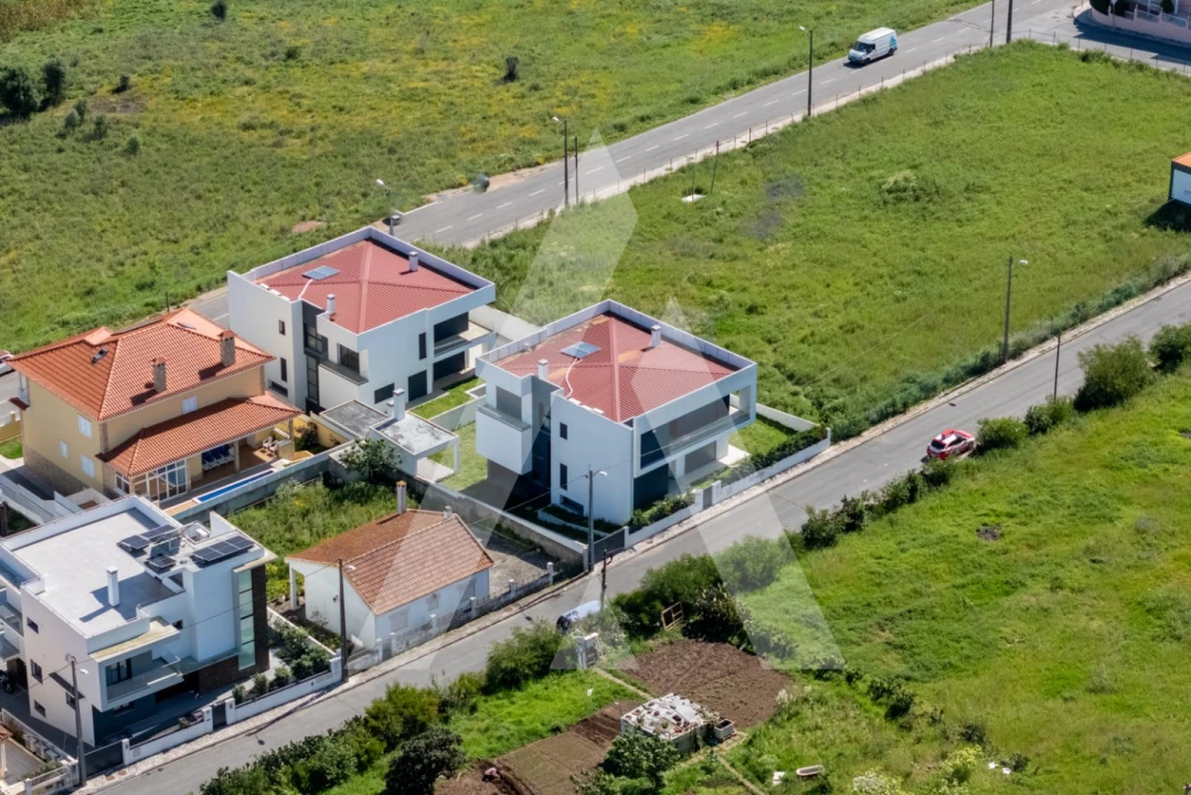 Moradia T5 para Venda em Santo António dos Cavaleiros e Frielas Foto 32