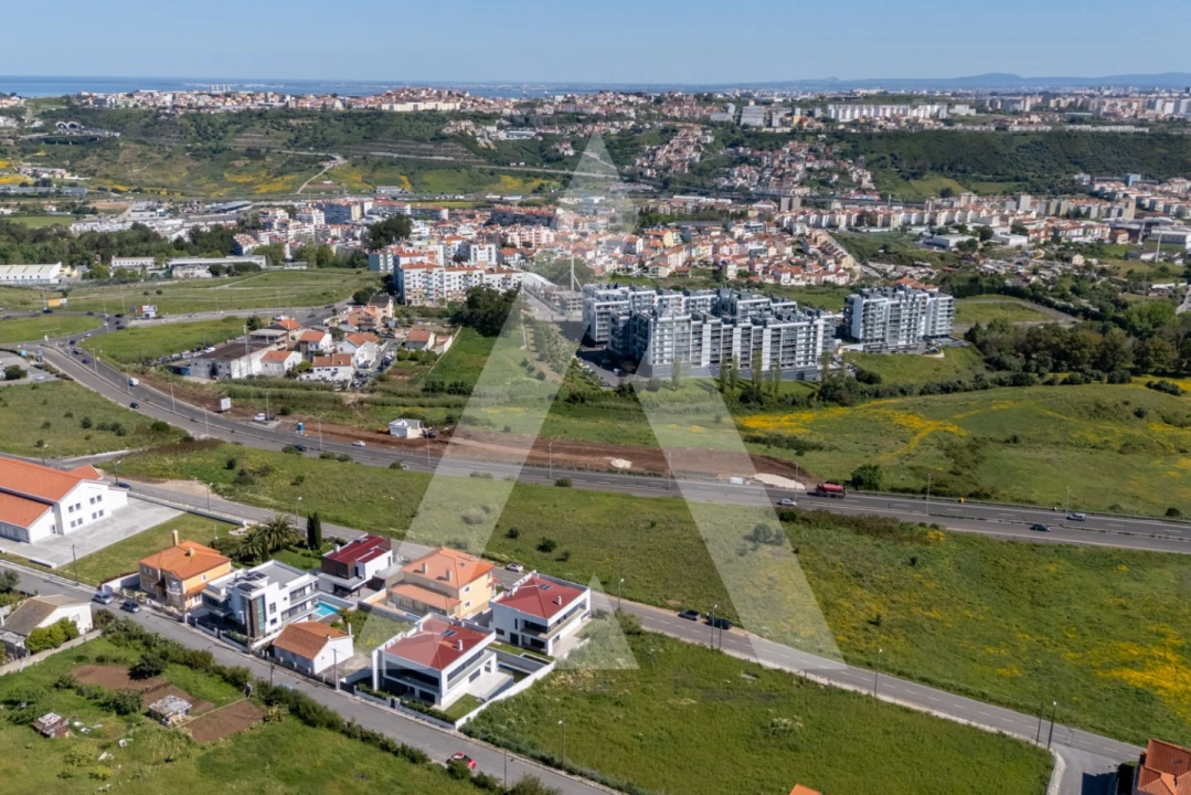 Moradia T5 para Venda em Santo António dos Cavaleiros e Frielas Foto 34