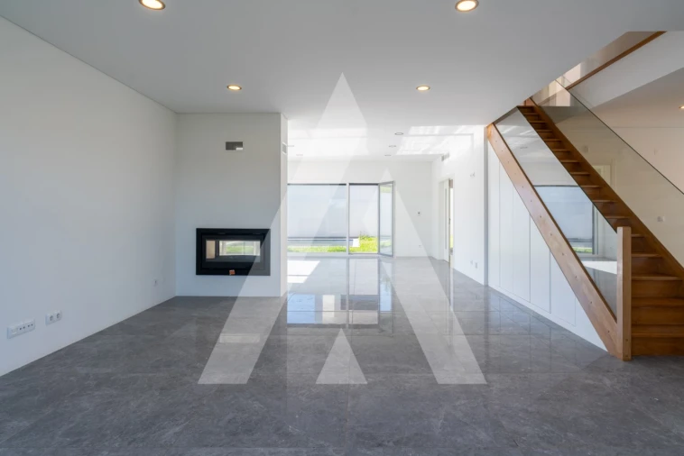 Moradia T5 para Venda em Santo António dos Cavaleiros e Frielas Foto 10