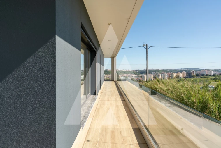 Moradia T5 para Venda em Santo António dos Cavaleiros e Frielas Foto 15