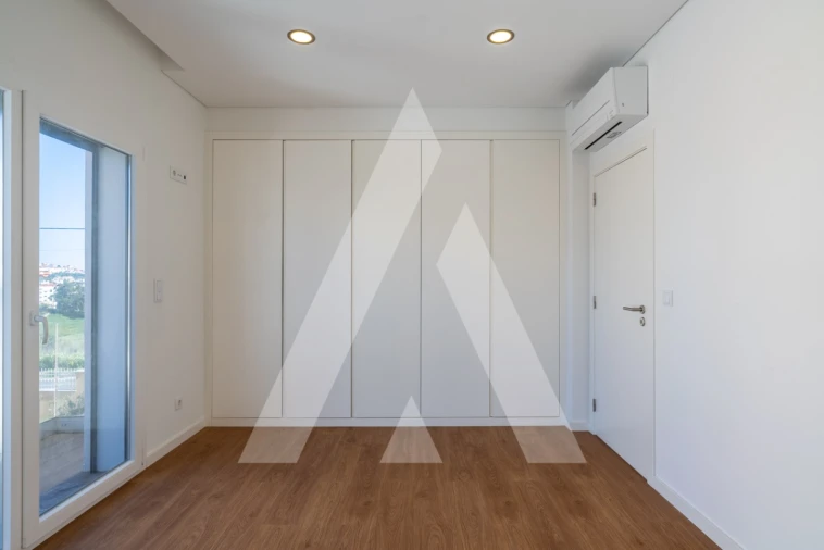 Moradia T5 para Venda em Santo António dos Cavaleiros e Frielas Foto 17