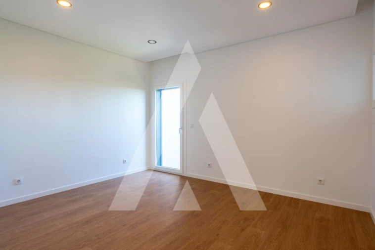 Moradia T5 para Venda em Santo António dos Cavaleiros e Frielas Foto 24