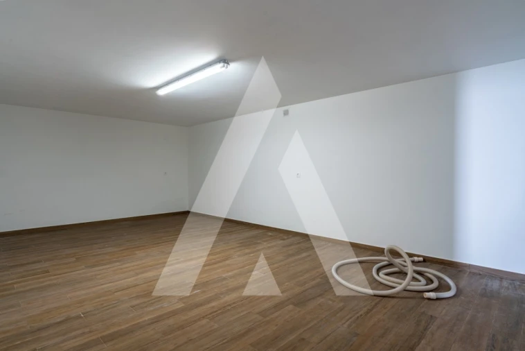 Moradia T5 para Venda em Santo António dos Cavaleiros e Frielas Foto 27