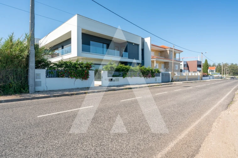 Moradia T5 para Venda em Santo António dos Cavaleiros e Frielas Foto 31