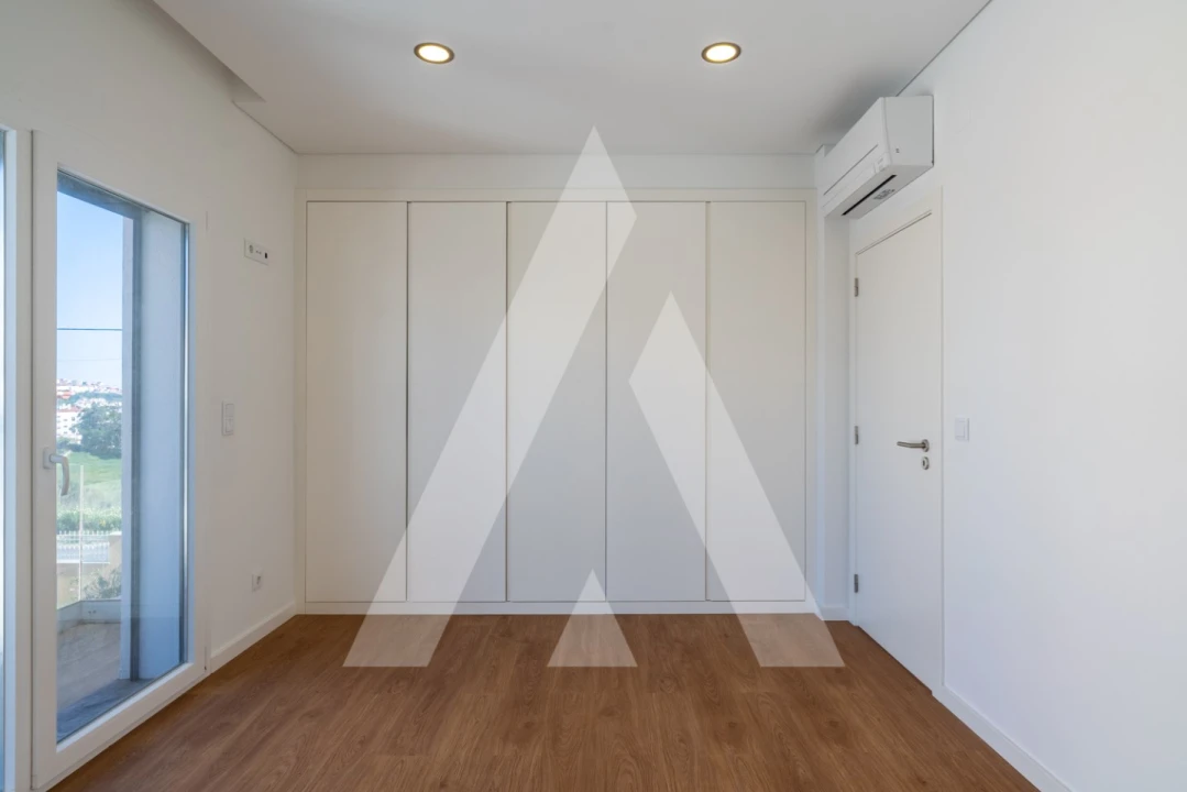 Moradia T5 para Venda em Santo António dos Cavaleiros e Frielas Foto 19