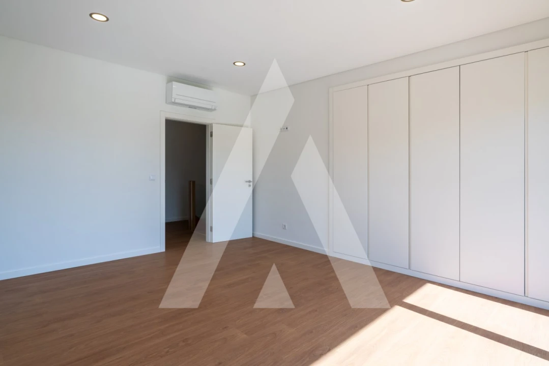 Moradia T5 para Venda em Santo António dos Cavaleiros e Frielas Foto 20