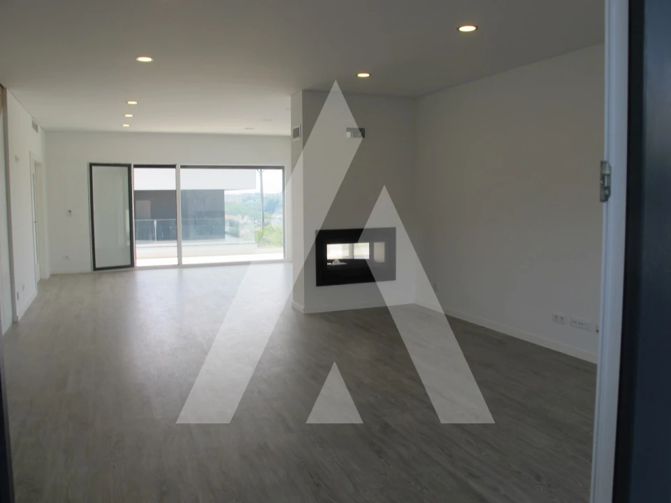 Moradia T5 para Venda em Santo António dos Cavaleiros e Frielas Foto 3