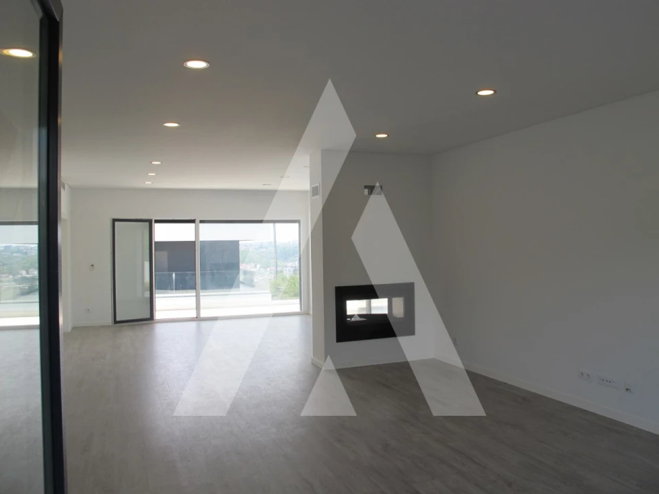 Moradia T5 para Venda em Santo António dos Cavaleiros e Frielas Foto 5