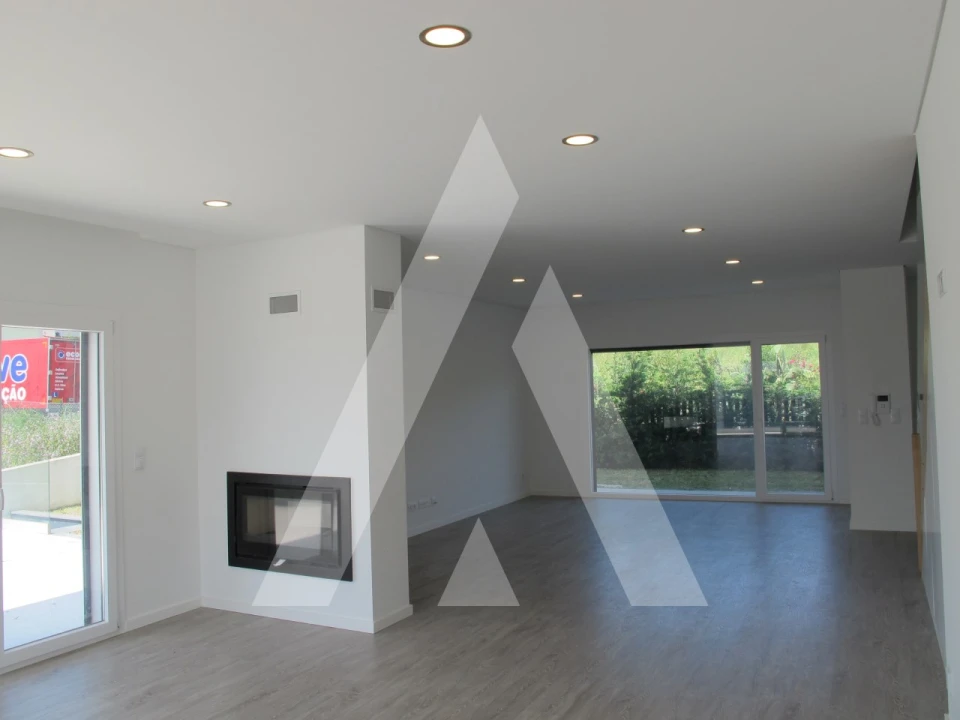 Moradia T5 para Venda em Santo António dos Cavaleiros e Frielas Foto 6