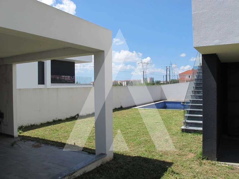 Moradia T5 para Venda em Santo António dos Cavaleiros e Frielas Foto 38