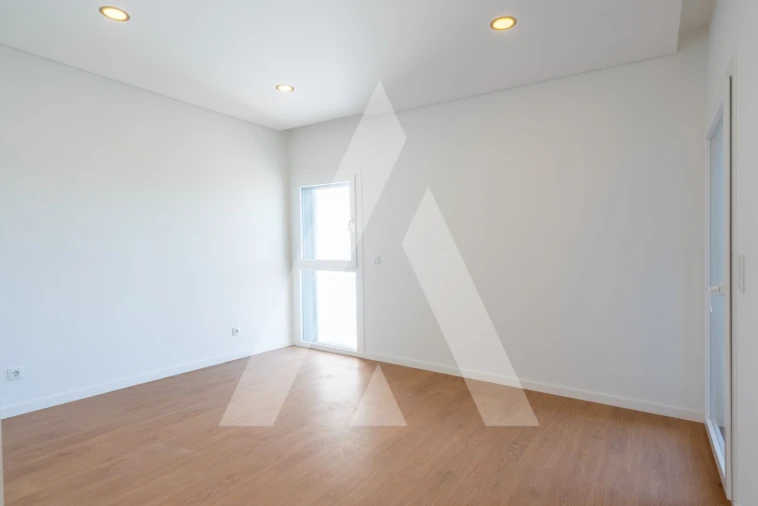 Moradia T5 para Venda em Santo António dos Cavaleiros e Frielas Foto 11