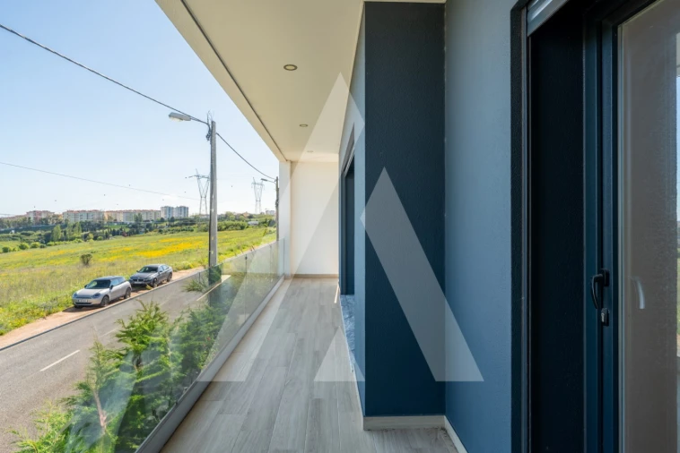 Moradia T5 para Venda em Santo António dos Cavaleiros e Frielas Foto 14