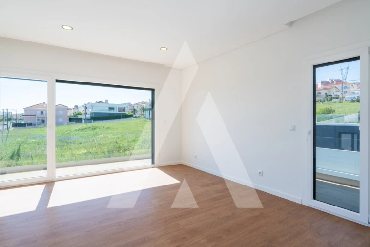 Moradia T5 para Venda em Santo António dos Cavaleiros e Frielas Foto 15