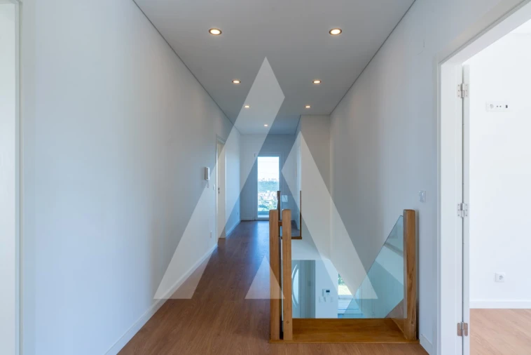 Moradia T5 para Venda em Santo António dos Cavaleiros e Frielas Foto 16