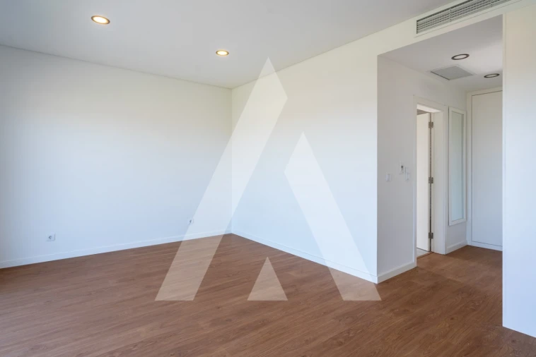 Moradia T5 para Venda em Santo António dos Cavaleiros e Frielas Foto 17