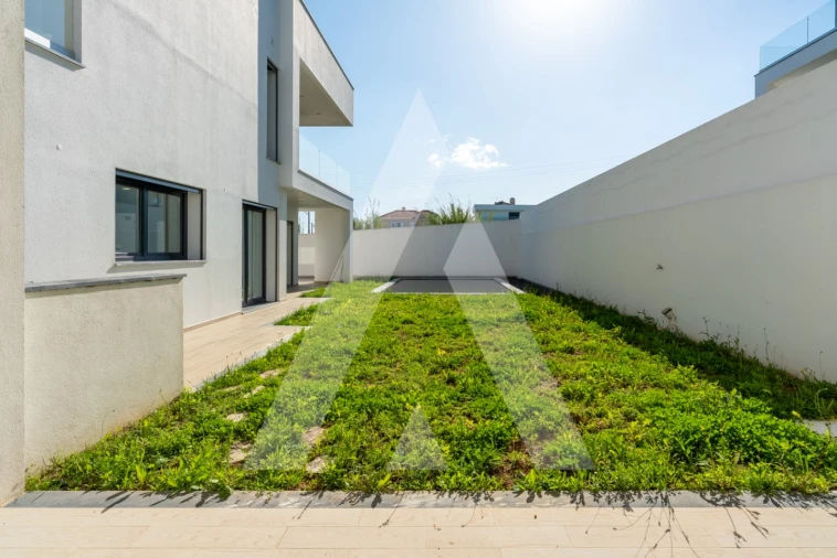 Moradia T5 para Venda em Santo António dos Cavaleiros e Frielas Foto 30