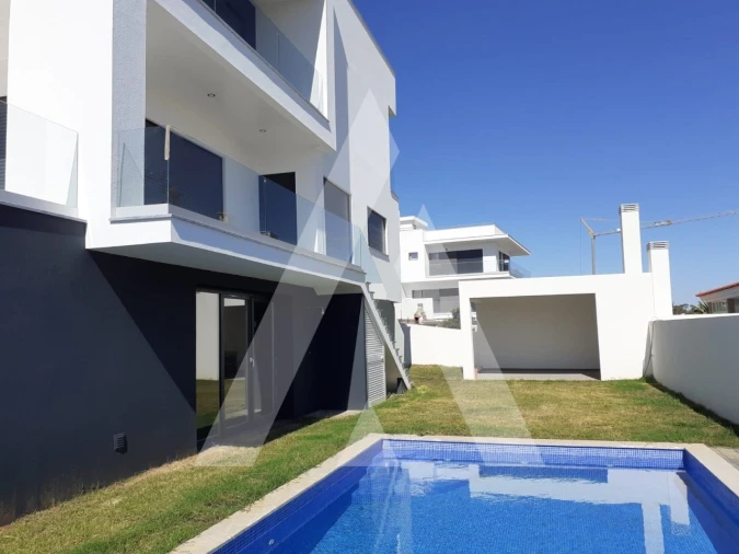 Moradia T5 para Venda em Santo António dos Cavaleiros e Frielas Foto 1