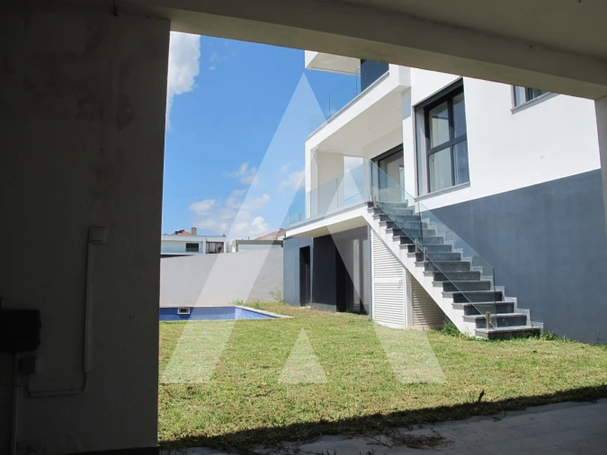 Moradia T5 para Venda em Santo António dos Cavaleiros e Frielas Foto 2