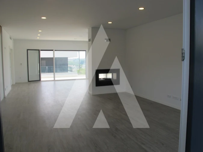 Moradia T5 para Venda em Santo António dos Cavaleiros e Frielas Foto 3