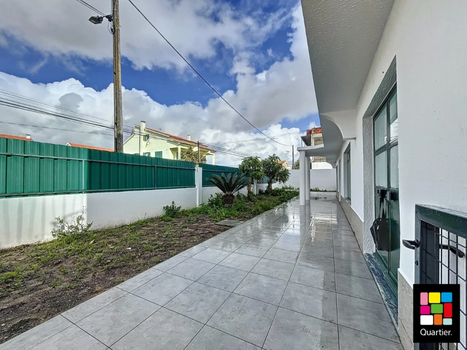 Moradia T12 para Venda em Fernao Ferro Foto 18