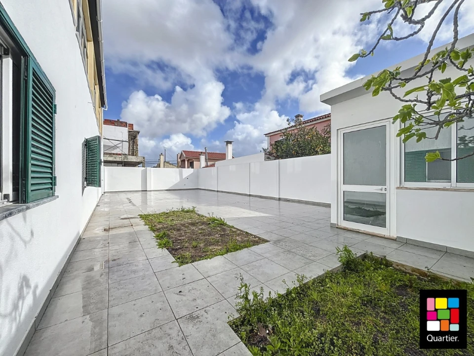 Moradia T12 para Venda em Fernao Ferro Foto 17