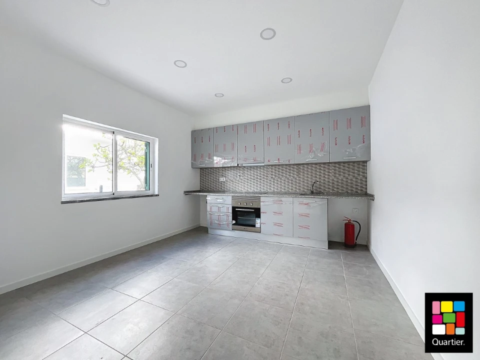 Moradia T12 para Venda em Fernao Ferro Foto 4