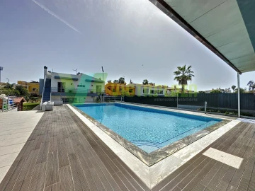 Moradia T4 para Venda em Estômbar e Parchal