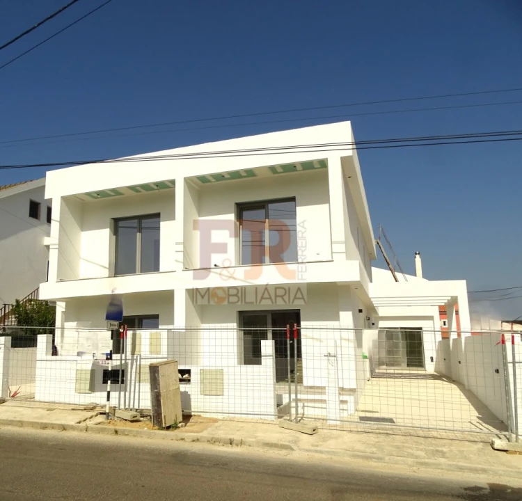 Moradia T2 para Venda em Fernao Ferro Foto 37