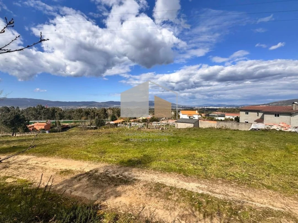 Terreno para Venda em Cornes Foto 1