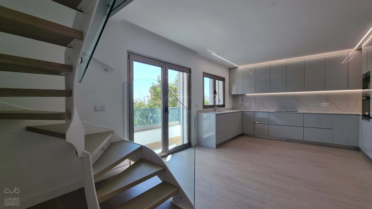 Apartamento T5 para Venda em Costa da Caparica Foto 5