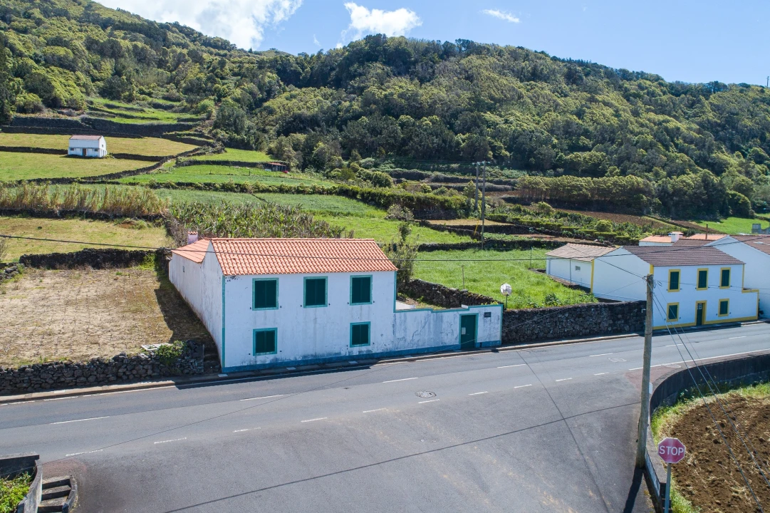 Moradia T5 para Venda em Lajes do Pico Foto 1