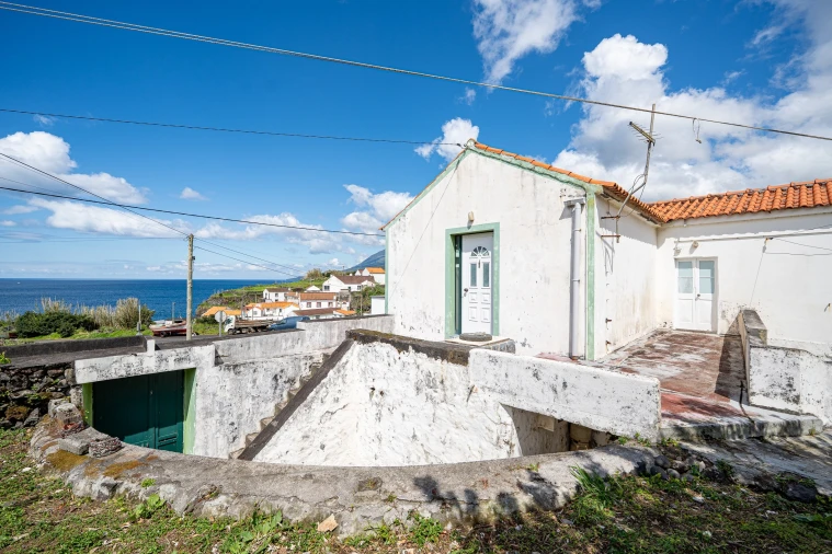 Moradia T5 para Venda em Lajes do Pico Foto 2