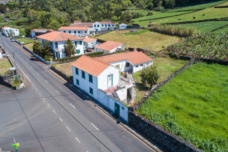 Moradia T5 para Venda em Lajes do Pico Foto 3