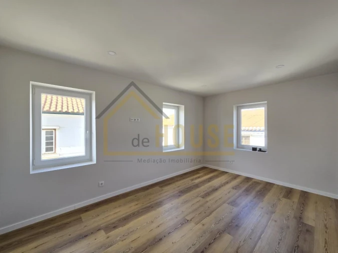 Moradia T3 para Venda em Miragaia e Marteleira Foto 1