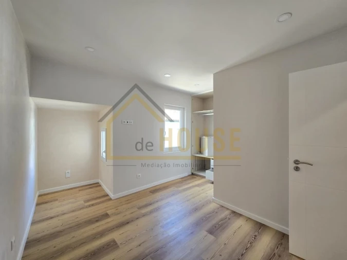 Moradia T3 para Venda em Miragaia e Marteleira Foto 9