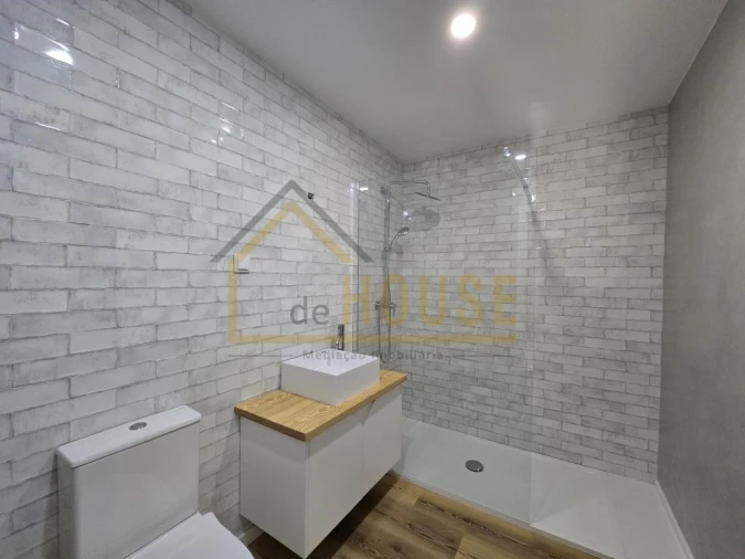 Moradia T3 para Venda em Miragaia e Marteleira Foto 3