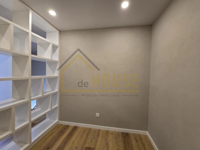 Moradia T3 para Venda em Miragaia e Marteleira Foto 7