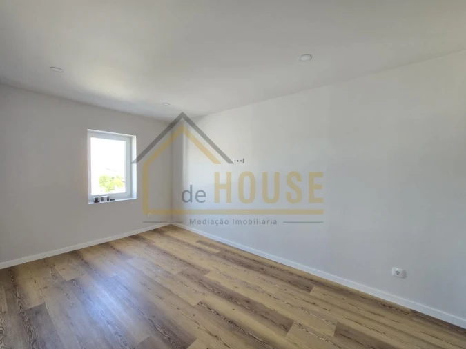 Moradia T3 para Venda em Miragaia e Marteleira Foto 10