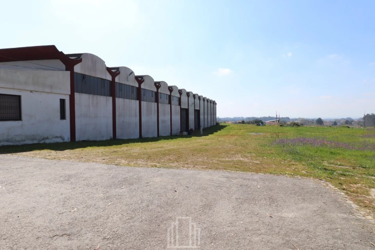 Armazém para Venda em São Miguel do Souto e Mosteirô Foto 1