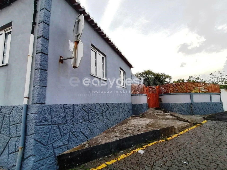 Moradia T3 para Venda em Praia da Vitoria (Santa Cruz) Foto 1