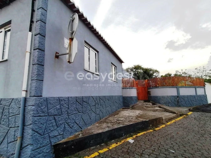 Moradia T3 para Venda em Praia da Vitoria (Santa Cruz) Foto 1